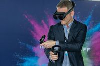 Eventfotografie Businessevent Mann in Sakko mit VR-Brille