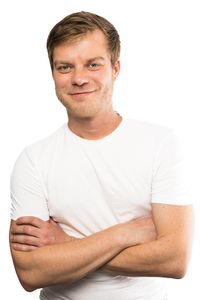 Casual Portrait Mann in weißem T-Shirt vor hellem Hintergrund